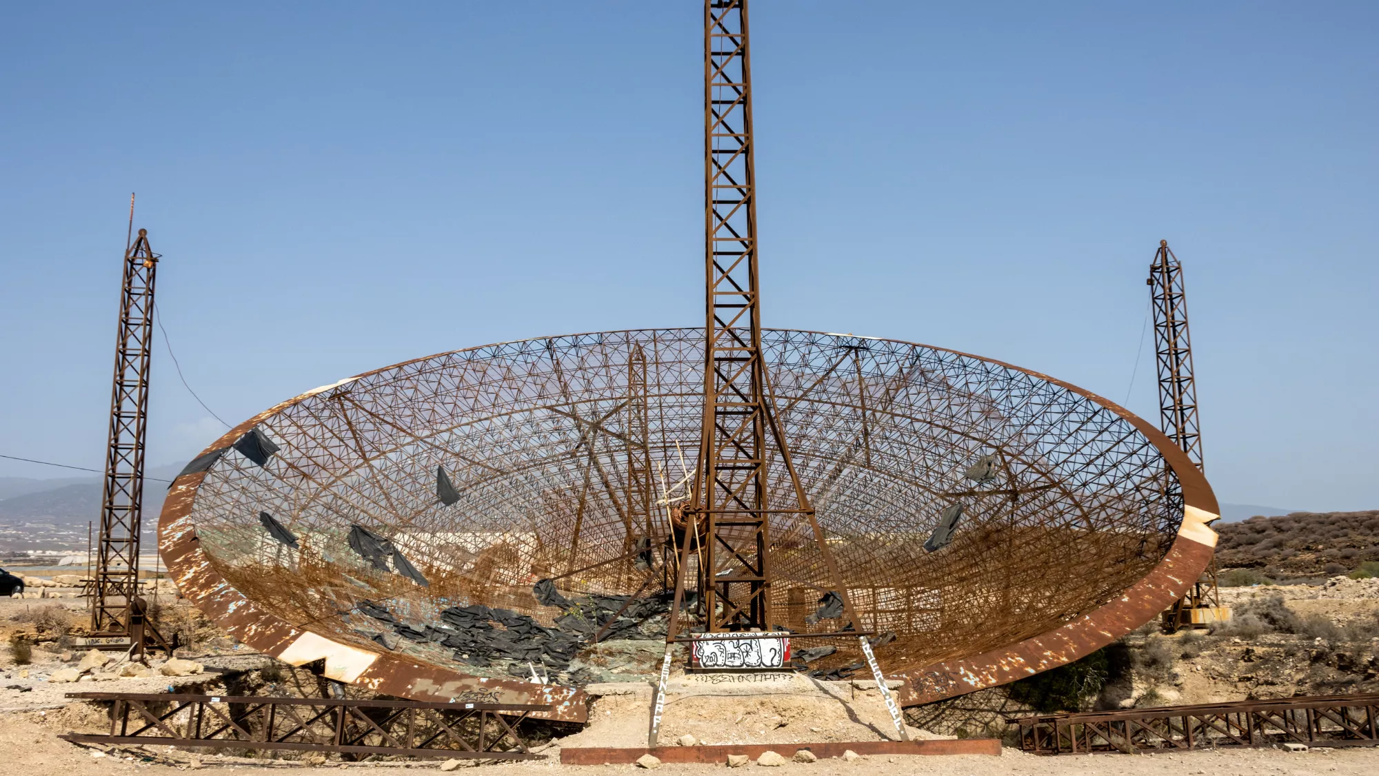 Antena termosolar abandonada en El Médano, Tenerife, uno de los lugares abandonados de Canarias llenos de curiosidades. / IMAGEN DE LA RED
