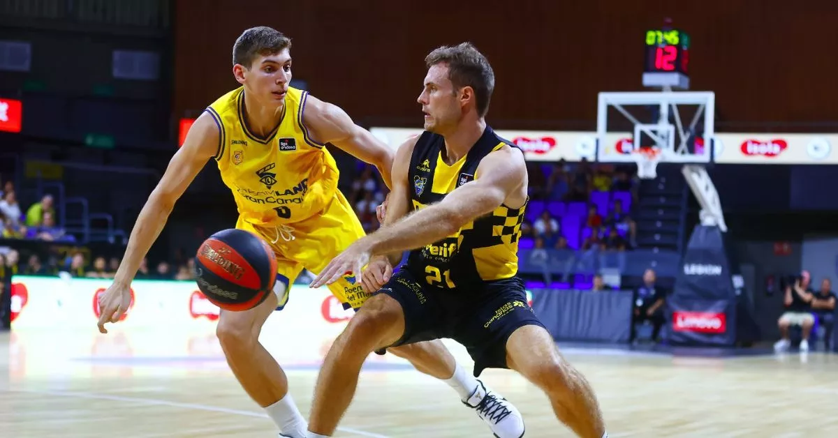 Abromaitis ejecuta un pase ante la presión de Prkacin en el empate a 83 del derbi canario disputado en el Santiago Martín./ CB CANARIAS.