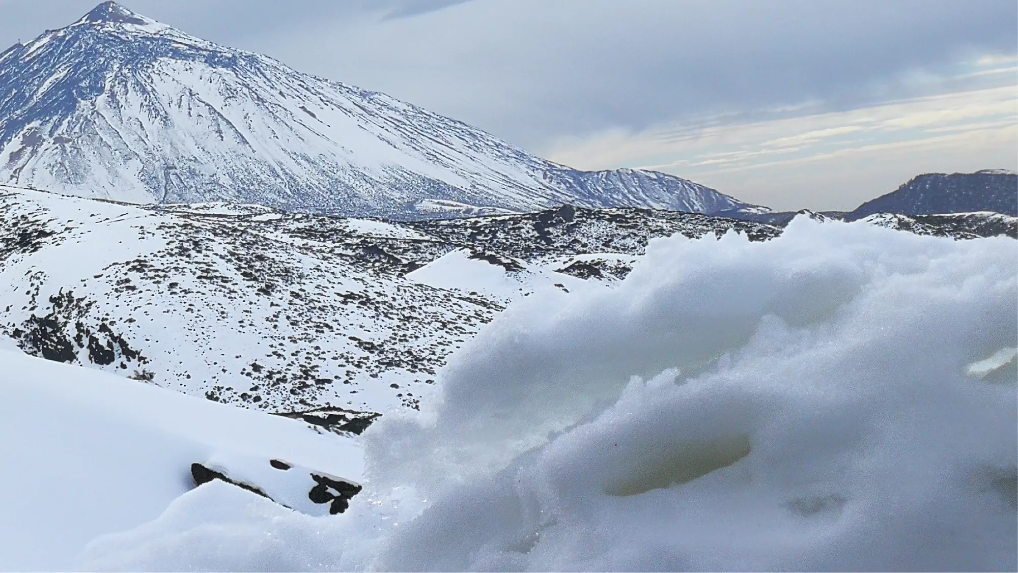 La nieve cubre el Parque Nacional del Teide, donde existen numerosos pozos que en el pasado de usaban en la industria del hielo. / UNSPLASH