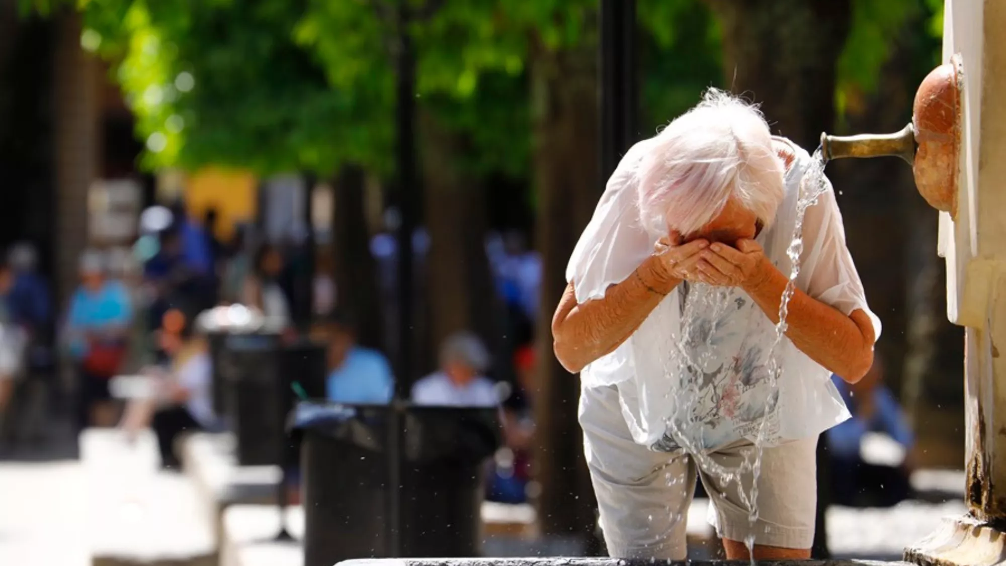 Una mujer se refresca ante las altas temperaturas / EFE