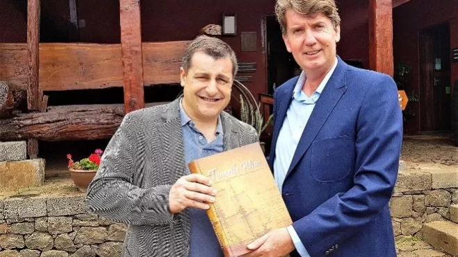 Josep Roca, sumiller de El Celler de Can Roca, y Carlos Cólogan, con el libro Tenerife Wine, obra de Cólogan / 