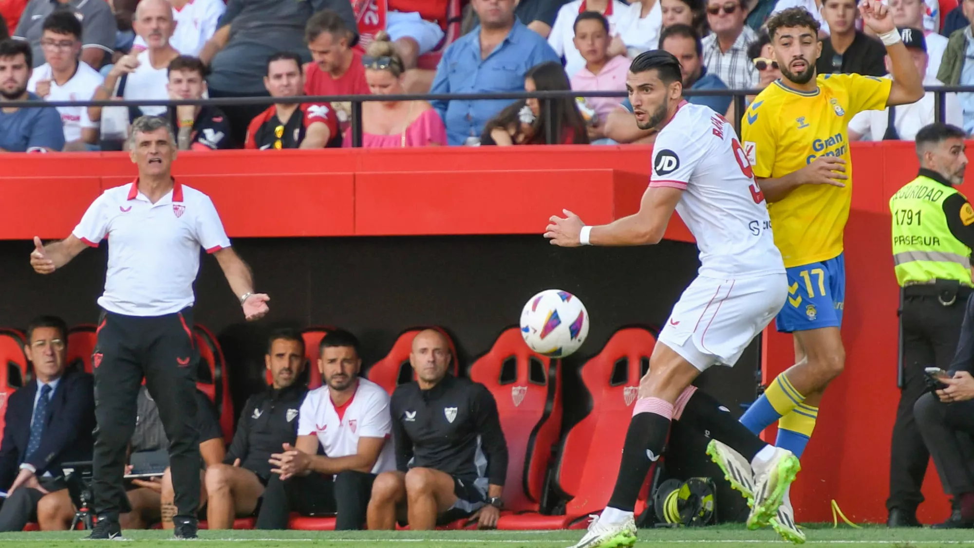 Munir intenta superar a Rafa Mir delante de Mendilibar. / RAÚL CARO-EFE