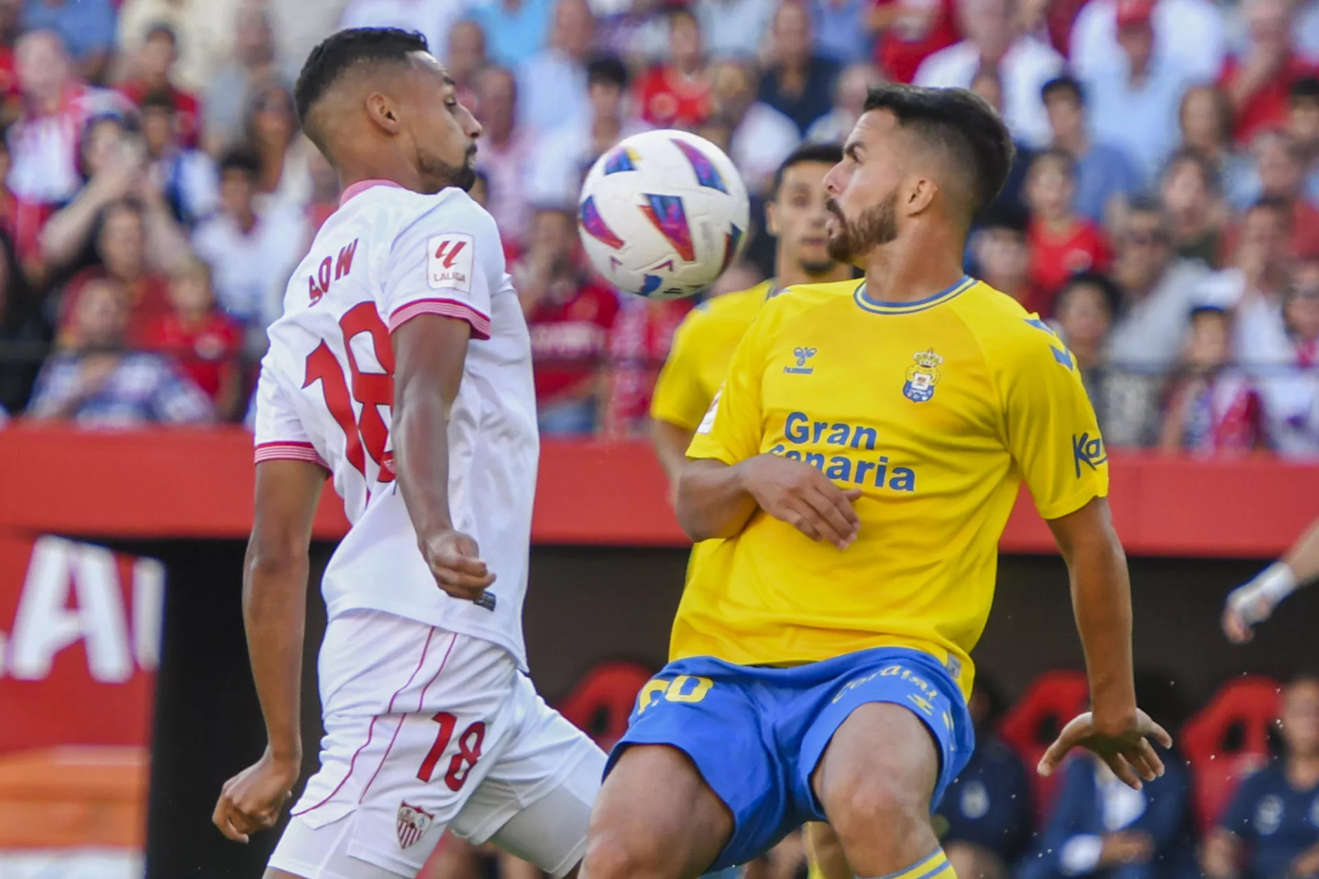 Kirian y Sow intentan controlar la pelota. / RAÚL CARO-EFE Kirian y Sow intentan controlar la pelota. / RAÚL CARO-EFE