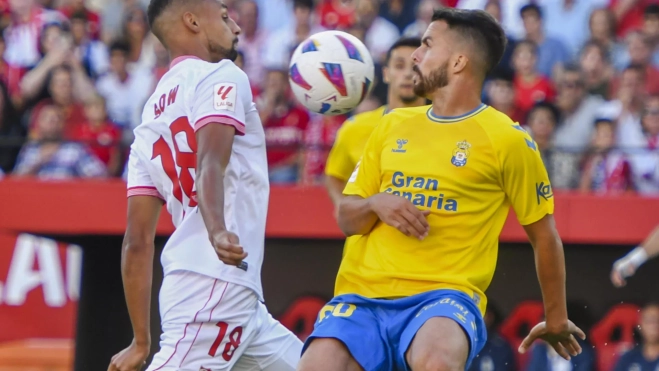 Kirian y Sow intentan controlar la pelota. / RAÚL CARO-EFE