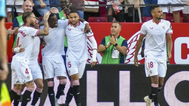Los jugadores del Sevilla FC celebran el gol de la victoria