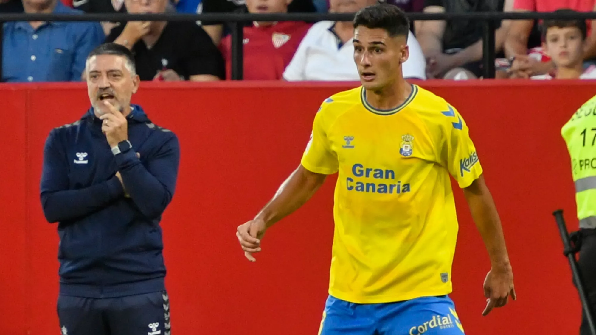 García Pimienta, que en la imagen sigue las evoluciones del partido de la UD Las Palmas en Sevilla, se piensa su continuidad en el club amarillo. García Pimienta, que en la imagen sigue las evoluciones del partido de la UD Las Palmas en Sevilla, se piensa su continuidad en el club amarillo.
