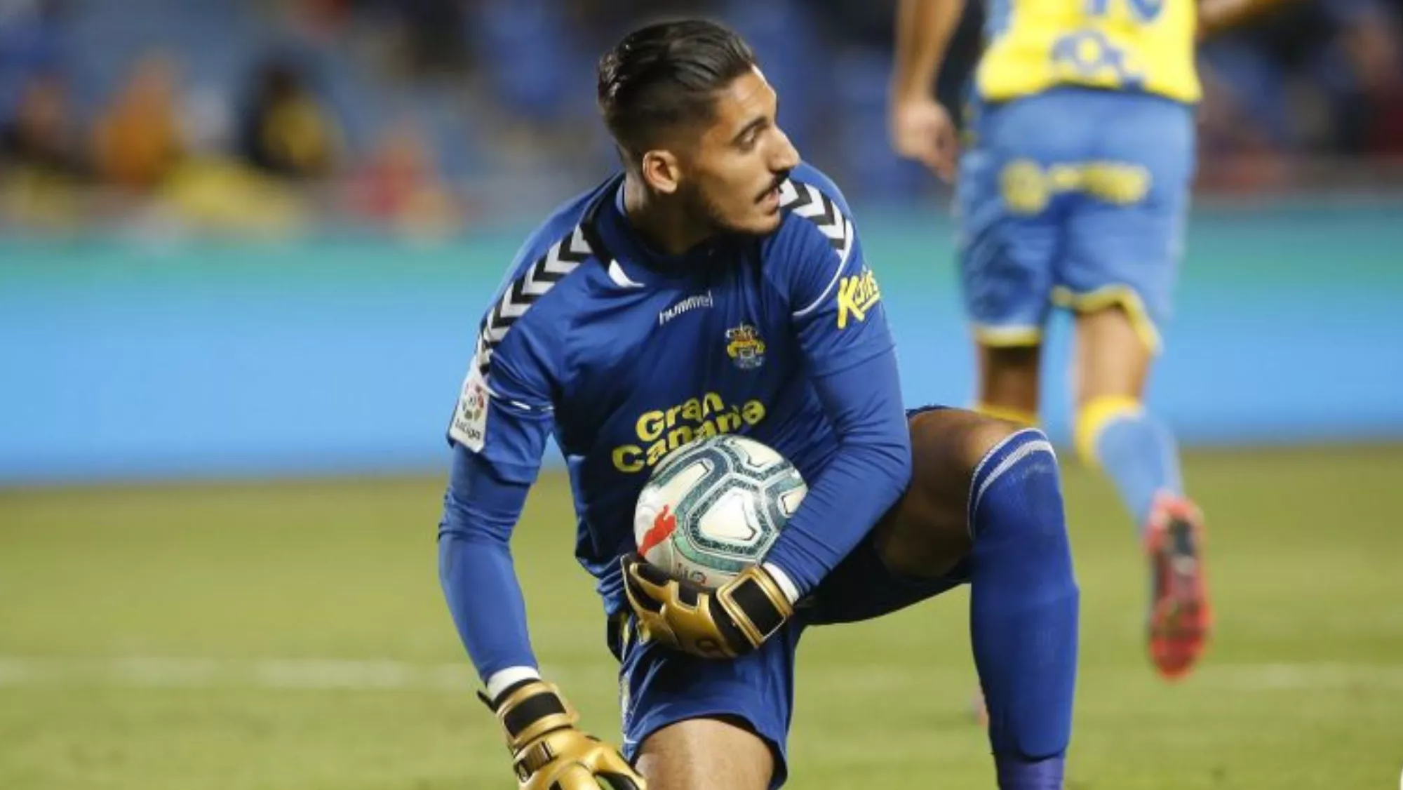 Valles, portero de la UD Las Palmas, lamenta que no sonríe la suerte del equipo. / LALIGA