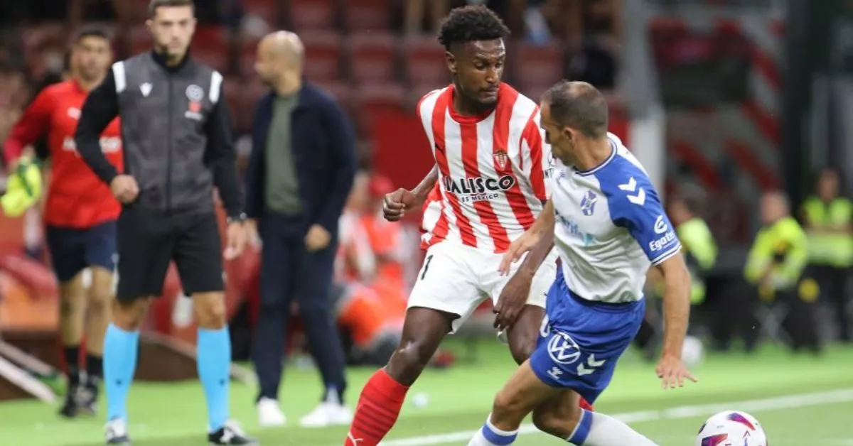 El Tenerife sufrió una derrota tardía y dolorosa en El Molinón ante un Sporting que demostró más ambición a lo largo de la segunda parte./ LALIGA.