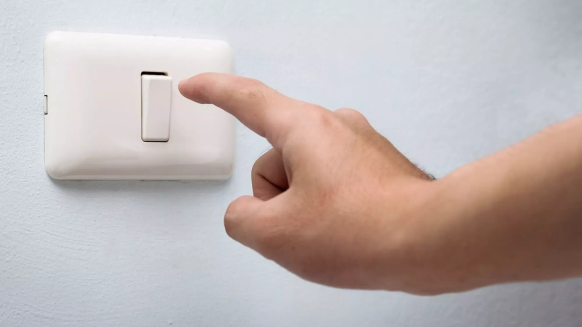Una persona pulsa el interruptor de la luz / EUROPAPRESS