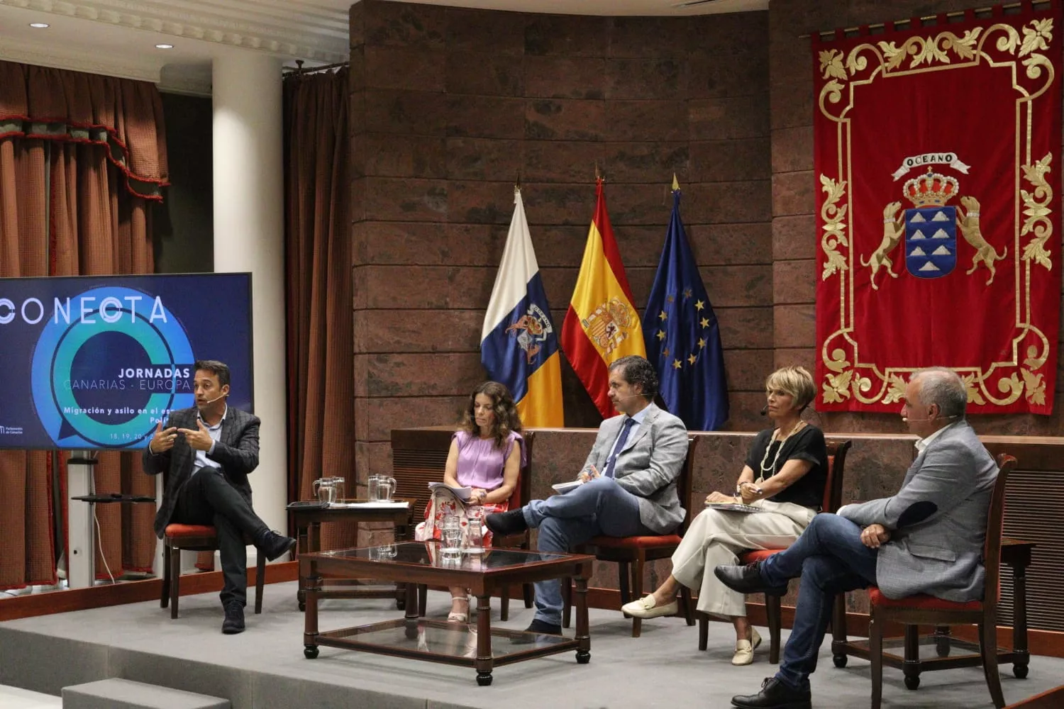 Representantes de Partido Popular, Coalición Canaria, Agrupación Socialista Gomera, PSOE y Nueva Canarias participan en las jornada Conecta Canarias-Europa sobre migración. AINOHA CRUZ-AH