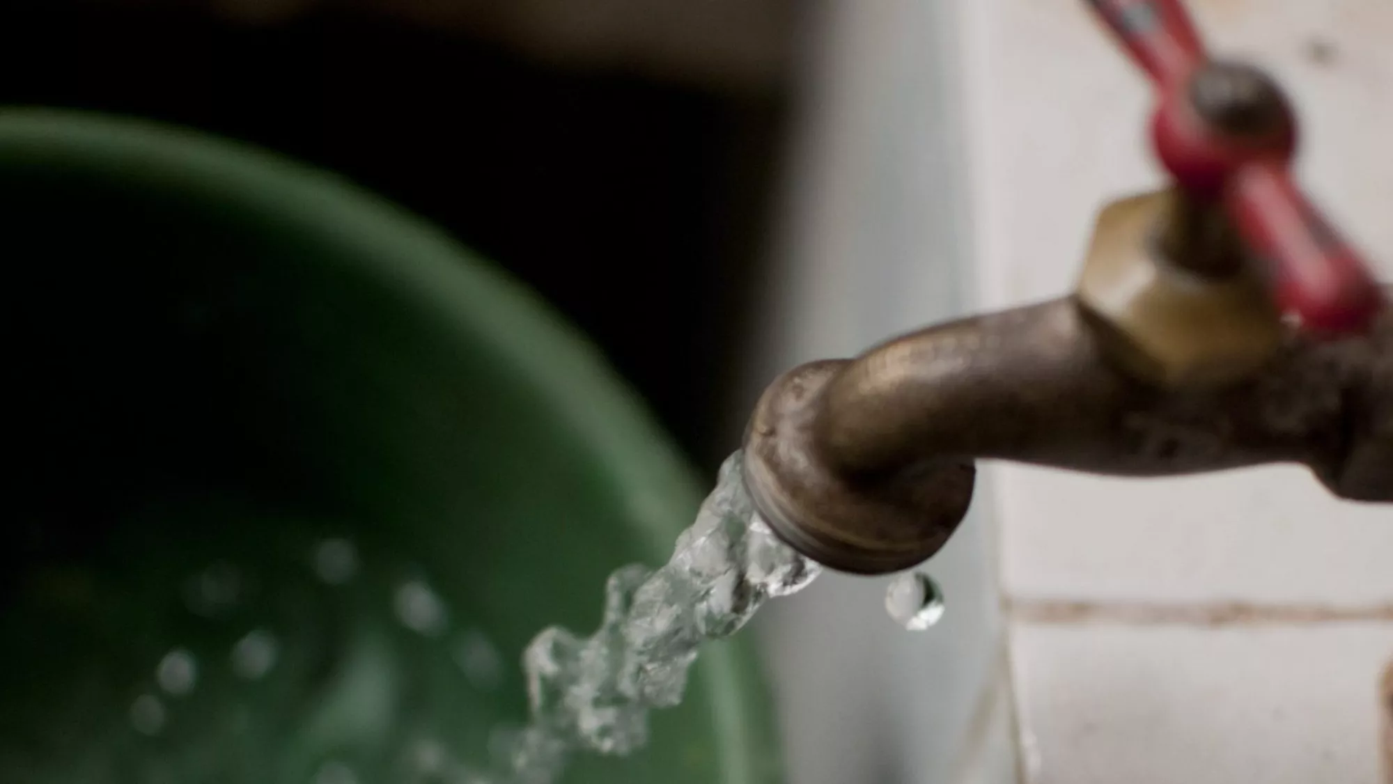 Un grifo de agua abierto / EFE - GUSTAVO AMADOR