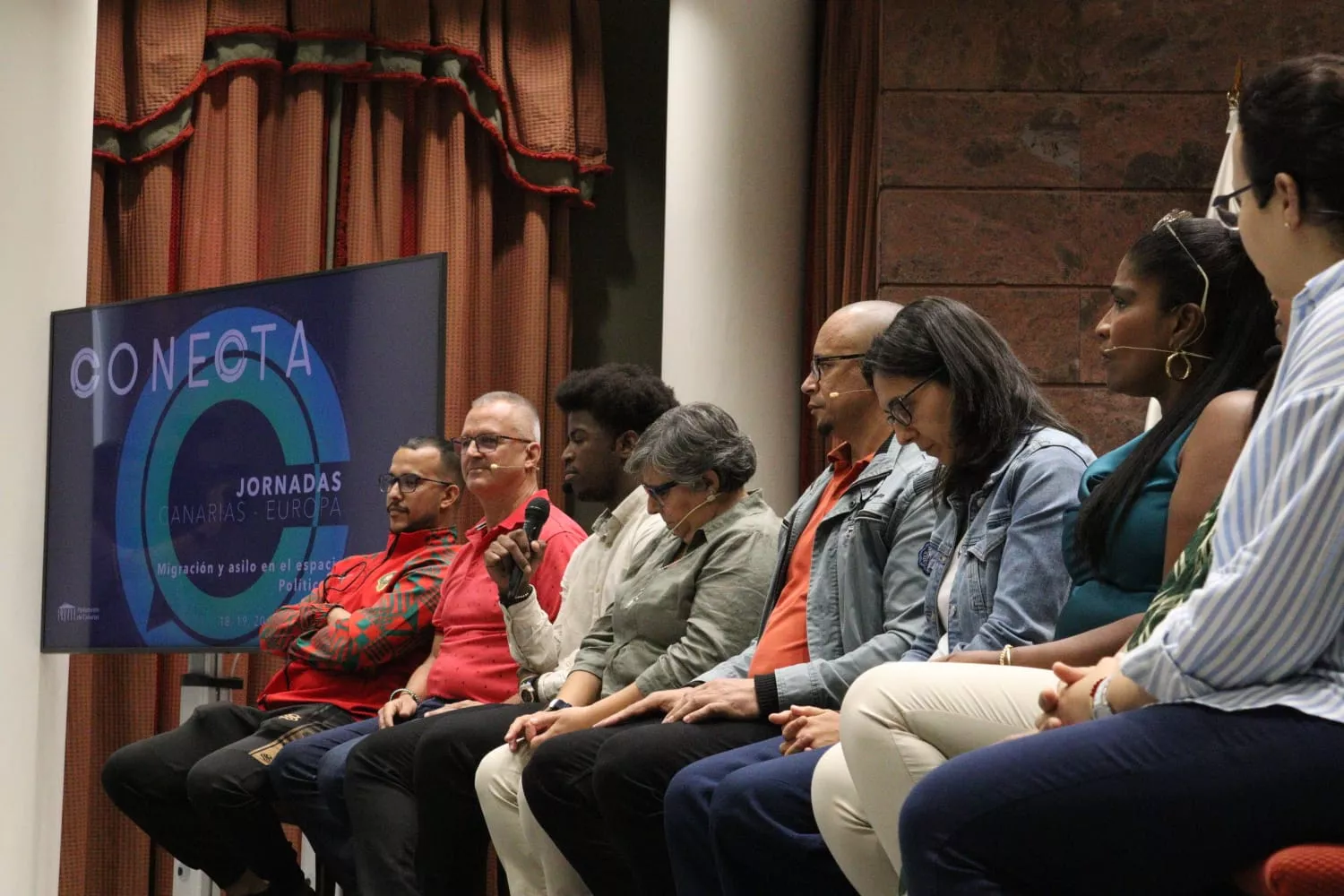 Varios inmigrantes cuentan su historia en el Parlamento de Canarias. / AINOHA CRUZ-AH