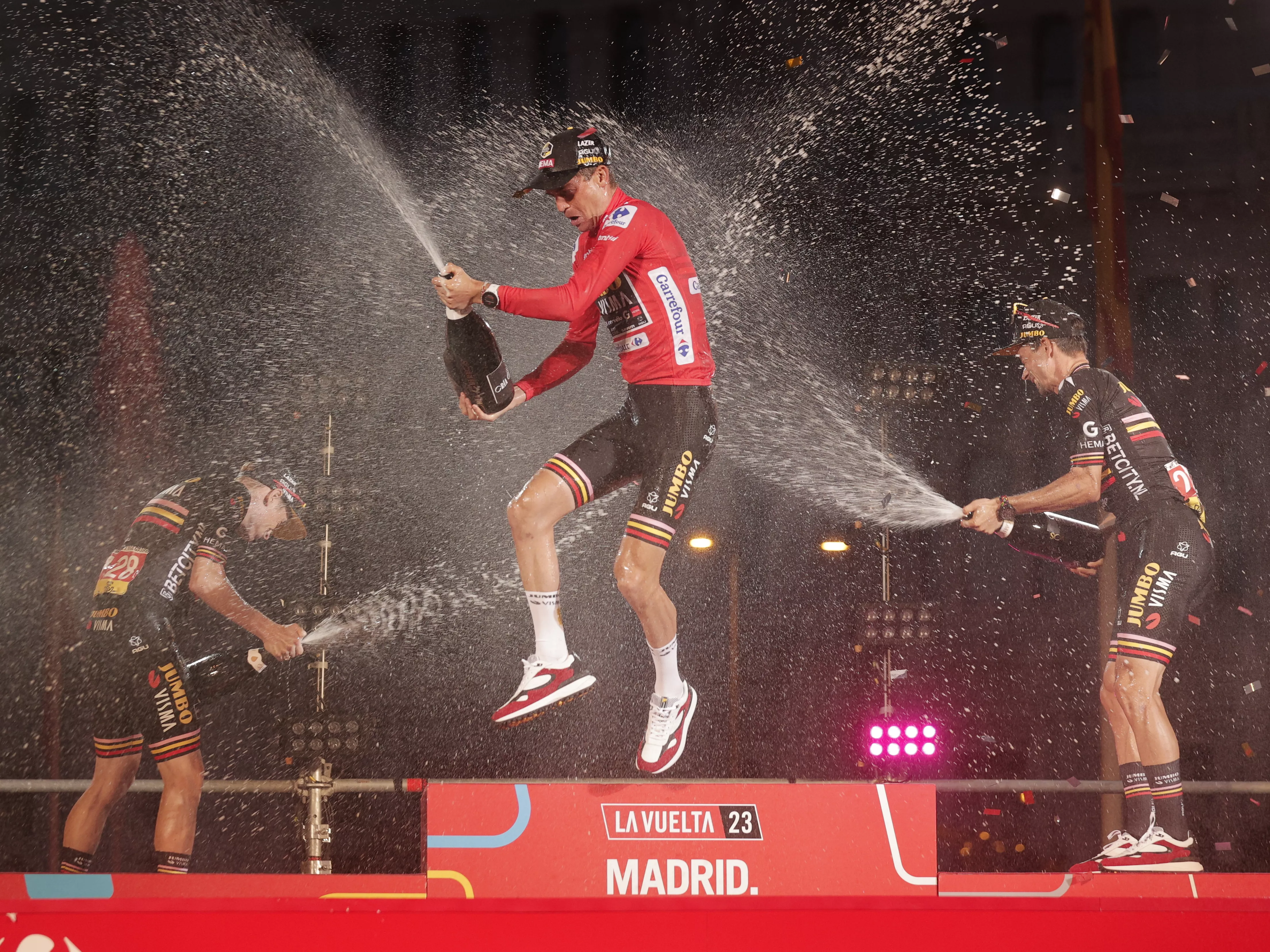 Podio final de La Vuelta a España 2023 con Sepp Kuss (c), Jonas Vingegaard (i) y Primoz Roglic. / MANU BRUQUE-EFE