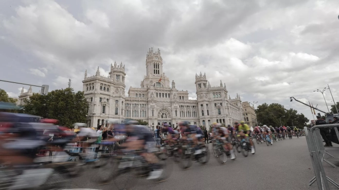 El pelotón de La Vuelta 2023 a su paso por las calles de Madrid. / MANU BRUQUE-EFE