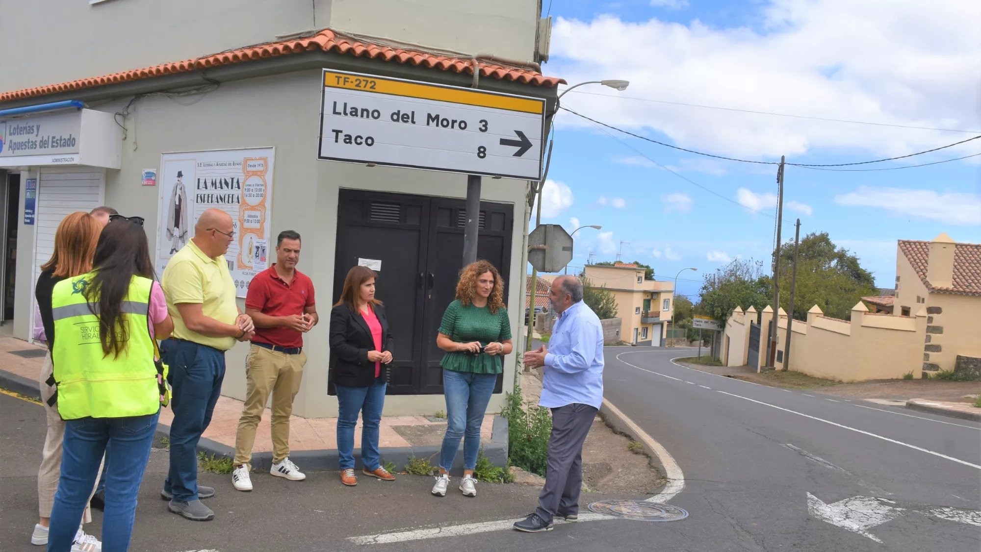 El alcalde de El Rosario, Escolástico Gil (derecha), conversa con la consejera de Cooperación Municipal del Cabildo de Tenerife, Sonia Hernández (segunda derecha)./ CEDIDA