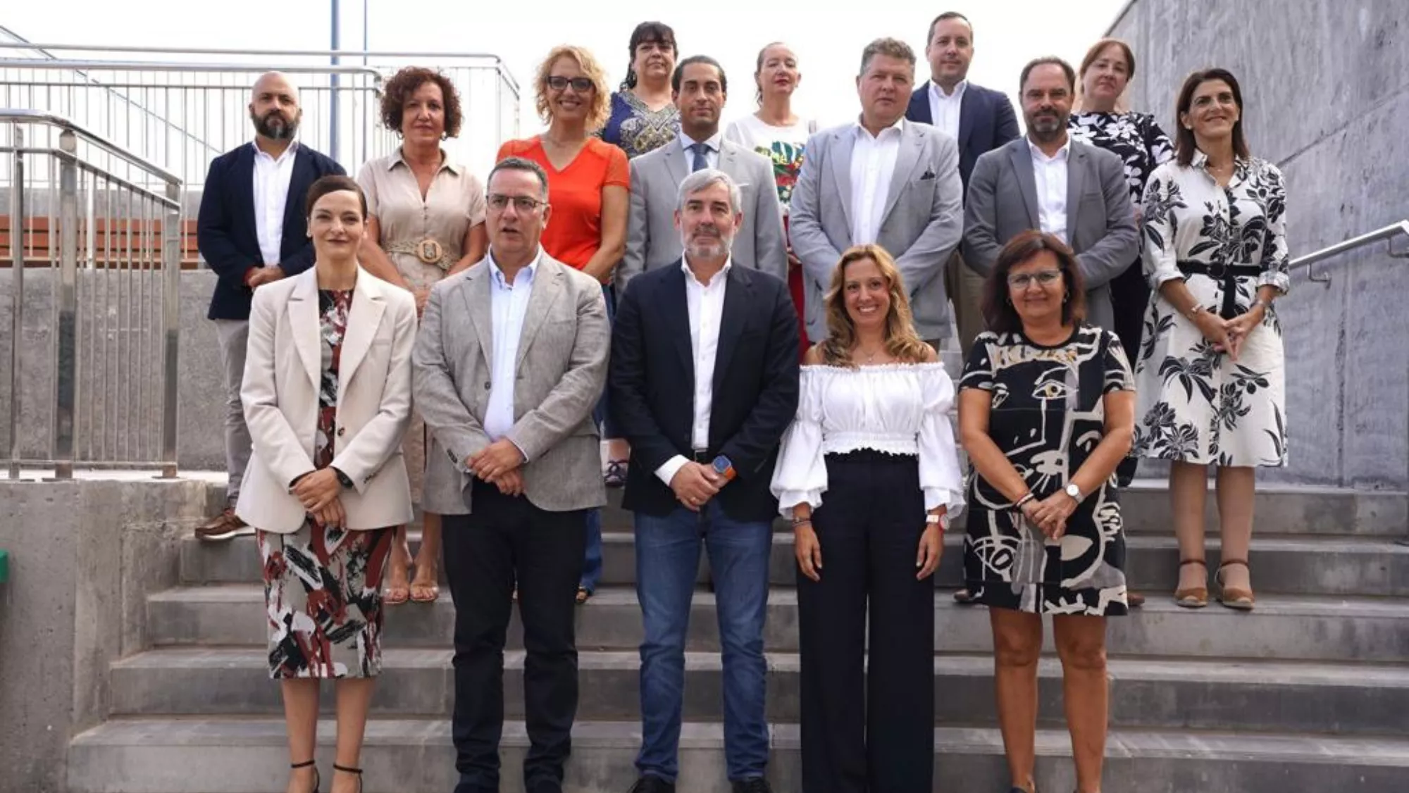 Foto de familia de la inauguración del IES Parque La Reina en Arona. En el centro, Fernando Clavijo con Rosa Dávila (derecha) y Poli Suárez (izquierda)./ CEDIDA