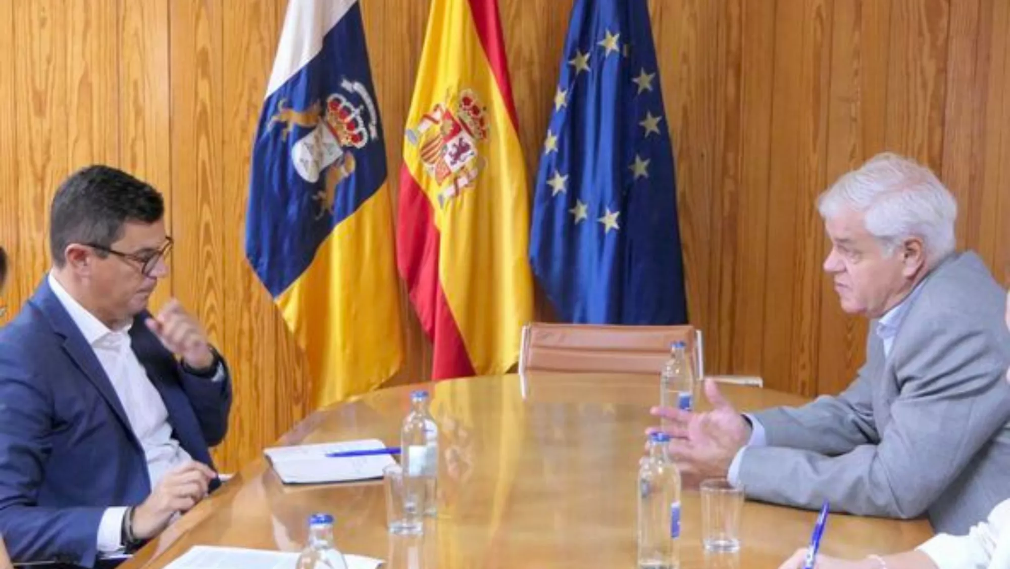 Alpidio Armas, presidente del Cabildo de El Hierro (derecha) y Pablo Rodríguez, consejero de Movilidad del Gobierno de Canarias./ CEDIDA