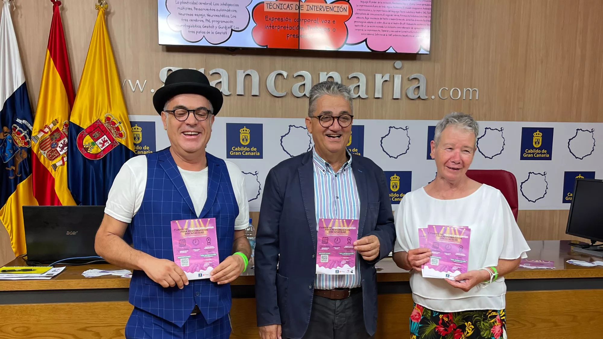 Manu Medina (izq.) presenta el Programa Ada de teatro para personas con discapacidad./ CEDIDA