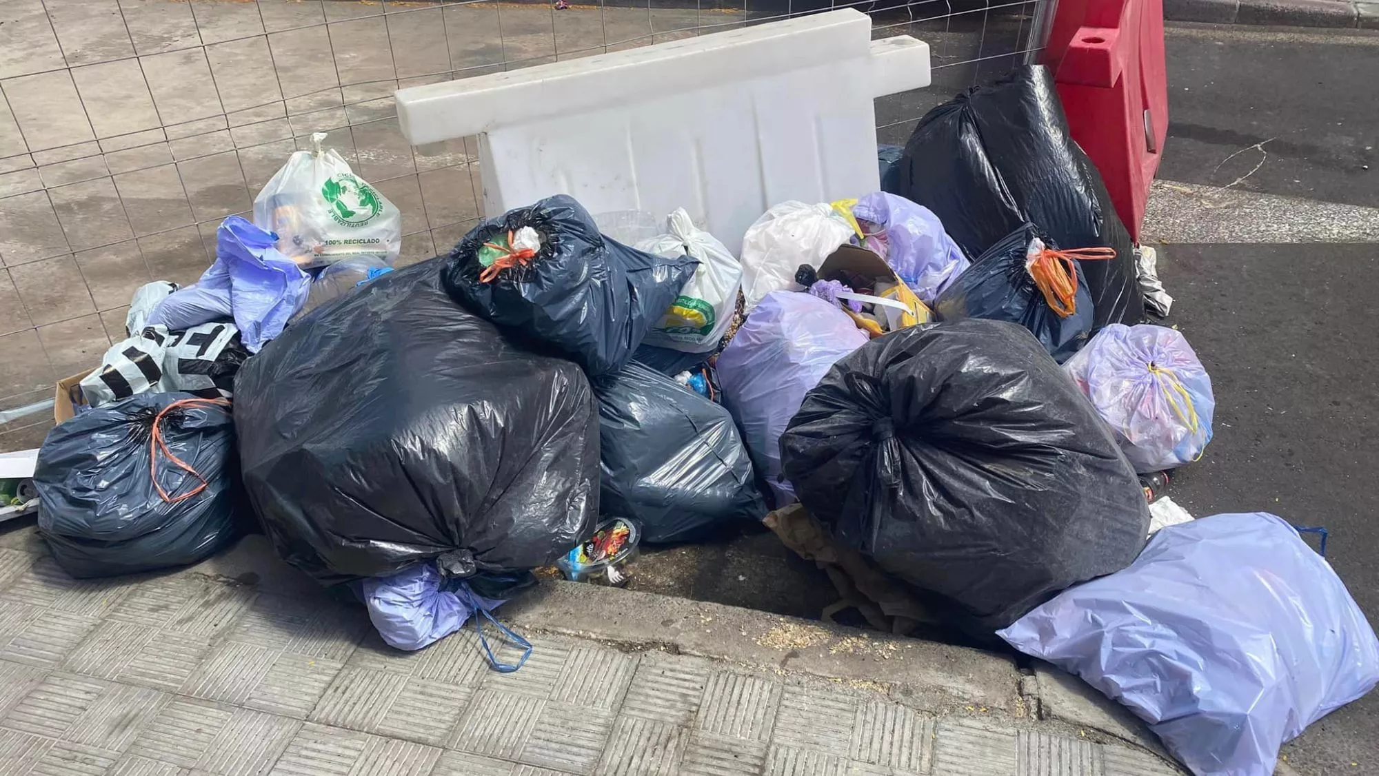 Basura tirada en una calle de La Cuesta, en Santa Cruz de Tenerife./ AH