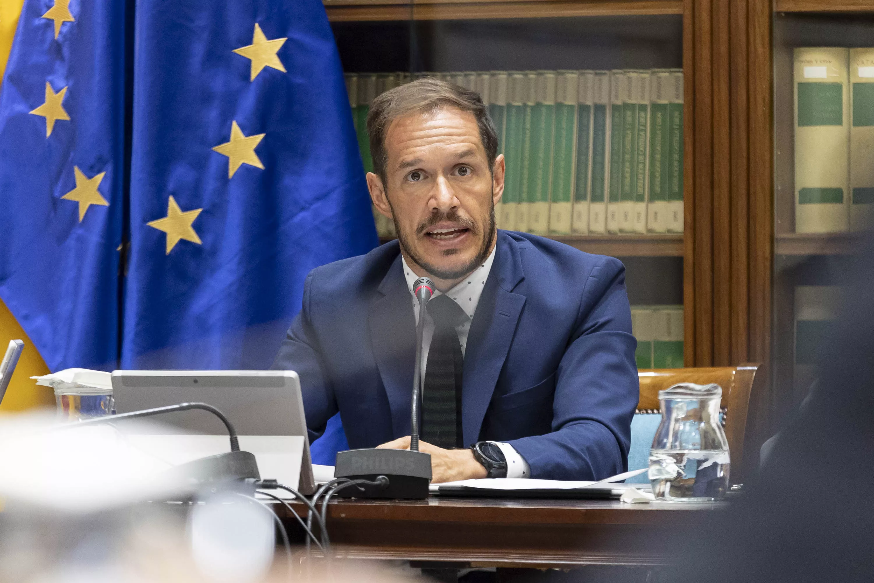 El consejero de Transición Ecológica del Gobierno de Canarias, Mariano Zapata, durante una comparecencia. / MIGUEL BARRETO-EFE