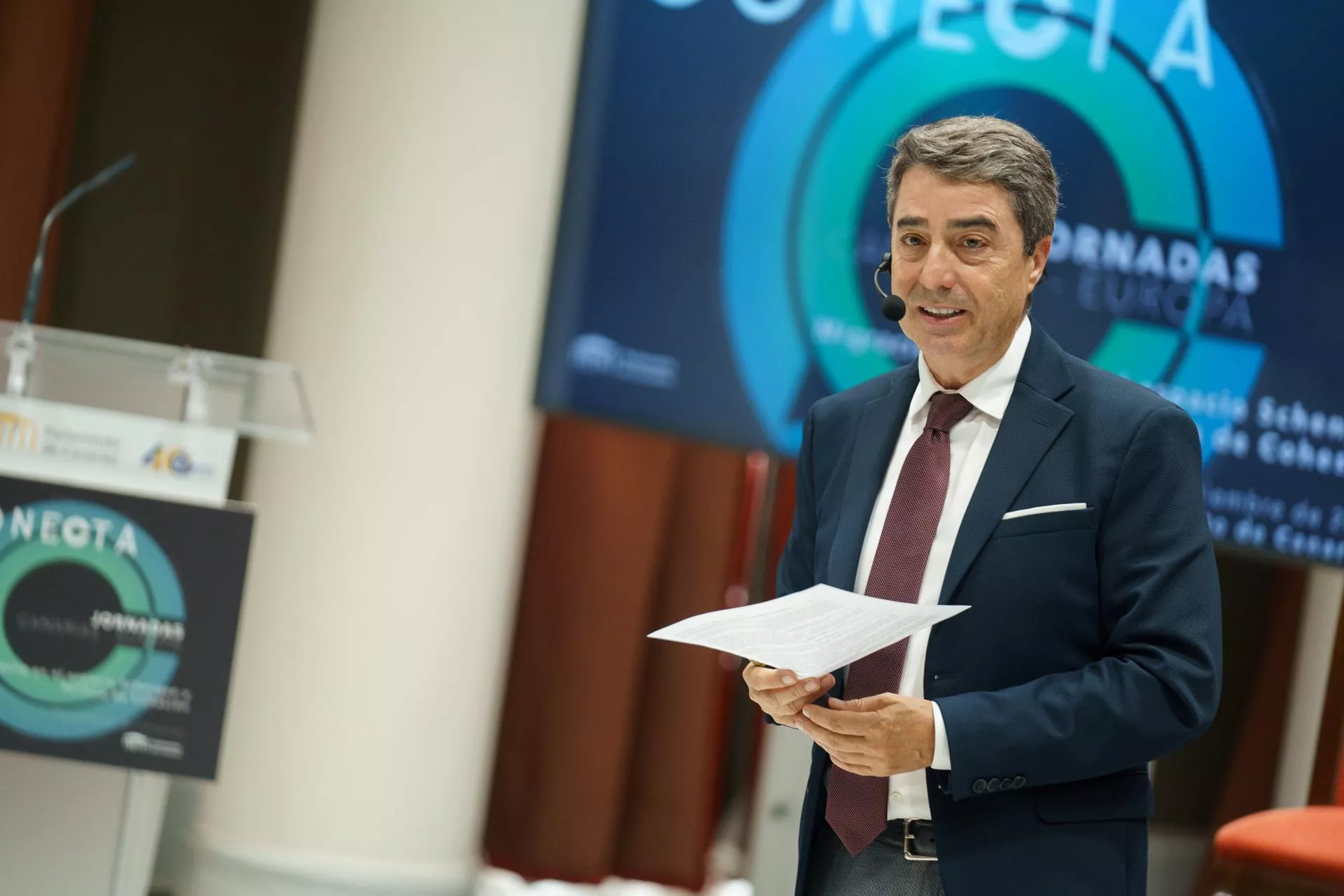 El experto Carlos Portugués en el Parlamento de Canarias. / EFE - Ramón de la Rocha