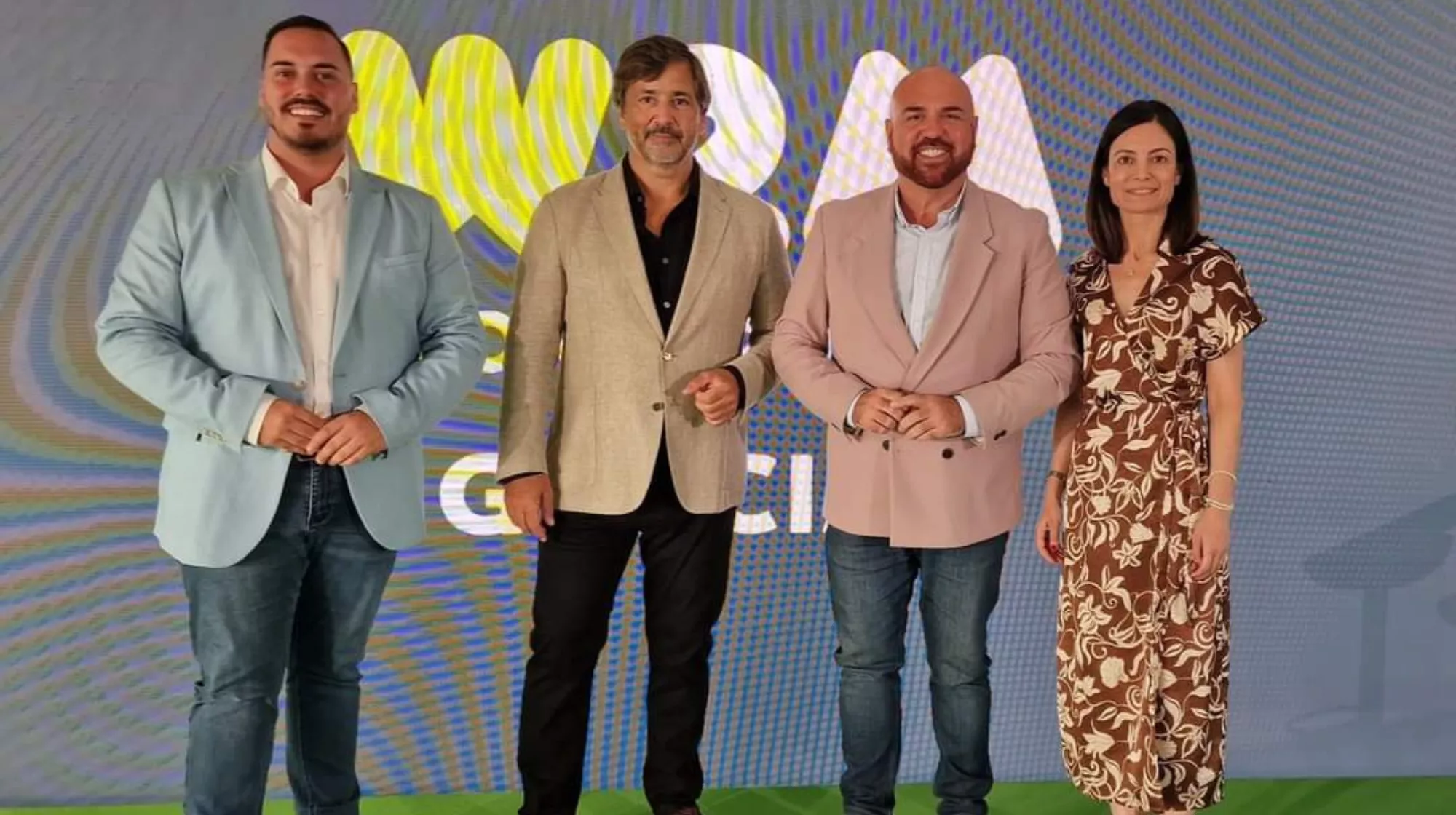 El consejero delegado de World2meet, Gabriel Subías (2º por la izq.), junto al alcalde del Puerto de la Cruz, Marco González, y el concejal de Turismo, Roberto Medina./ CEDIDA