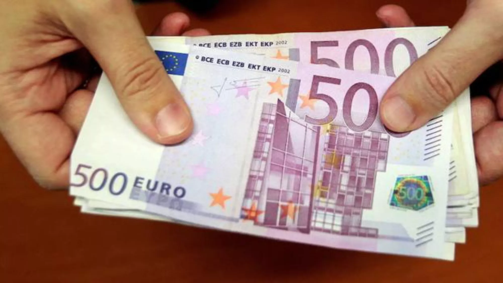 Un fajo de billetes de 500 euros. Inversión extranjera./ ARCHIVO