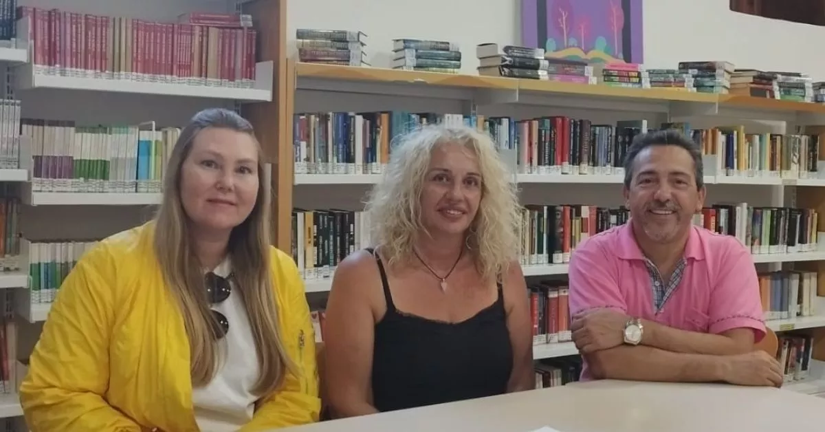 Parte de la nueva junta directiva de la Asociación de Vendedores Ambulantes de Tenerife, con la presidenta Candelaria Pérez en el centro y a su izquierda, el secretario Antonio Tejeda / AVAMTE