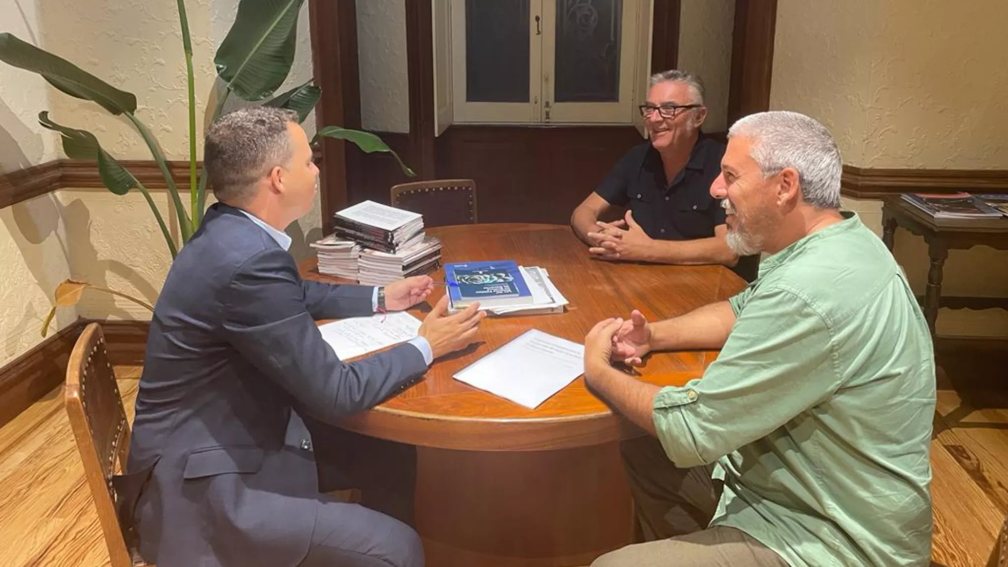 Reunión entre el concejal de Cultura del Ayuntamiento de Las Palmas de Gran Canaria y Jairo Núñez / AIMCA