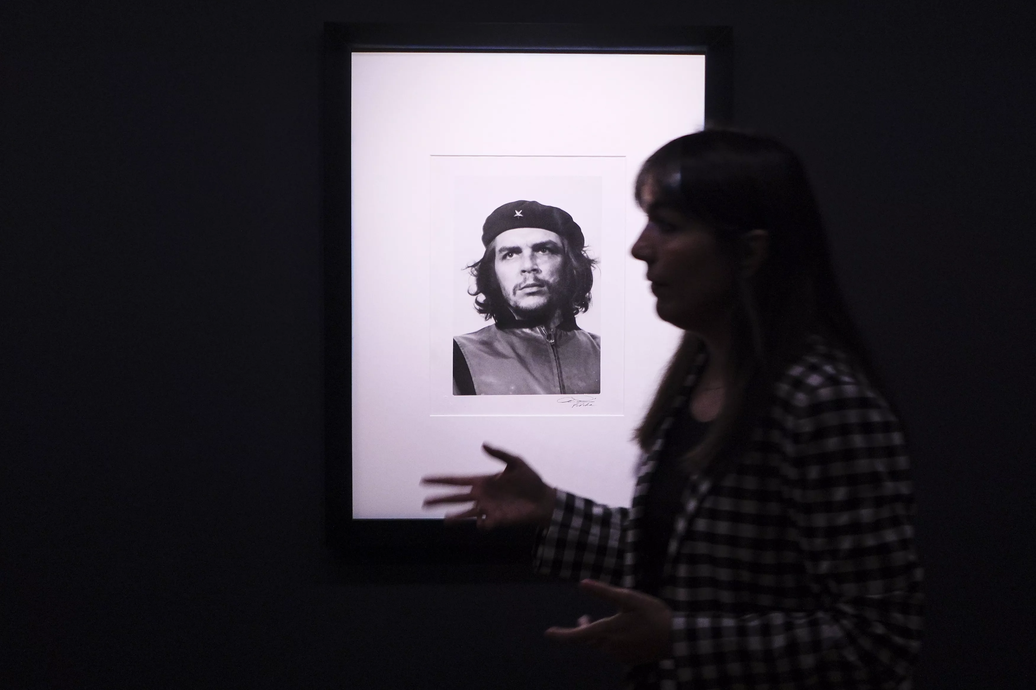 Fotografía del Che Guevara en la exposición Instantes Decisivos que se expone en la Fundación CajaCanarias. / ALBERTO VALDÉS-EFE