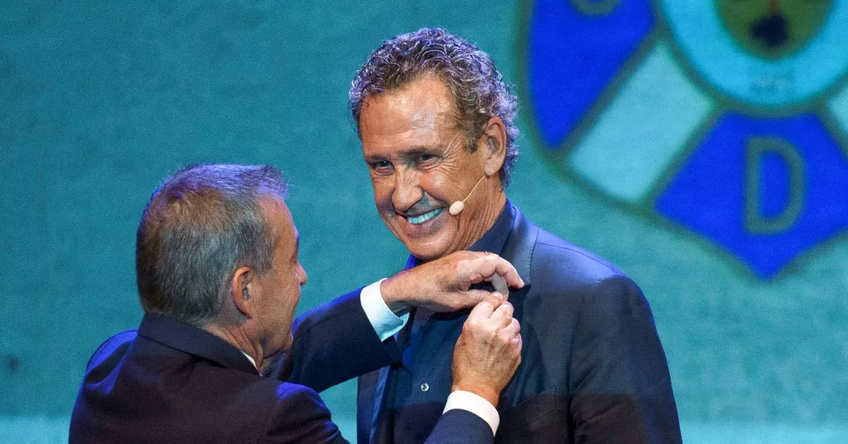 Paulino Rivero otorga a Jorge Valdano la insignia de oro y brillantes del club ante un Teatro Guimerá abarrotado./ EFE.