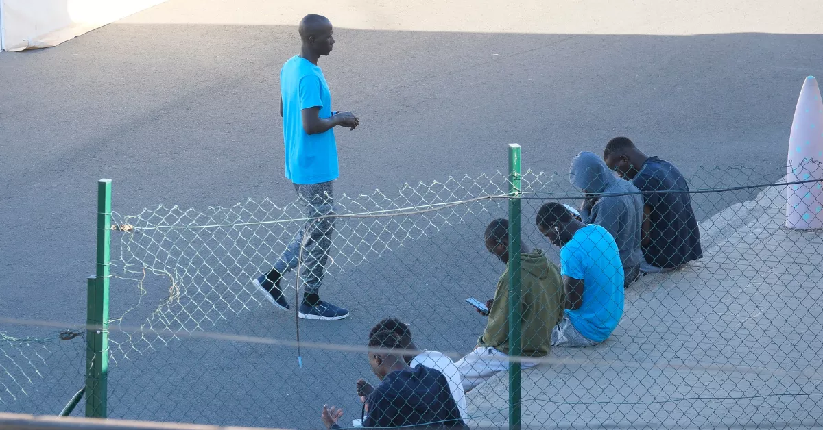 Personas migrantes en el centro de acogida Canarias 50 / EFE - ÁNGEL MEDINA G.