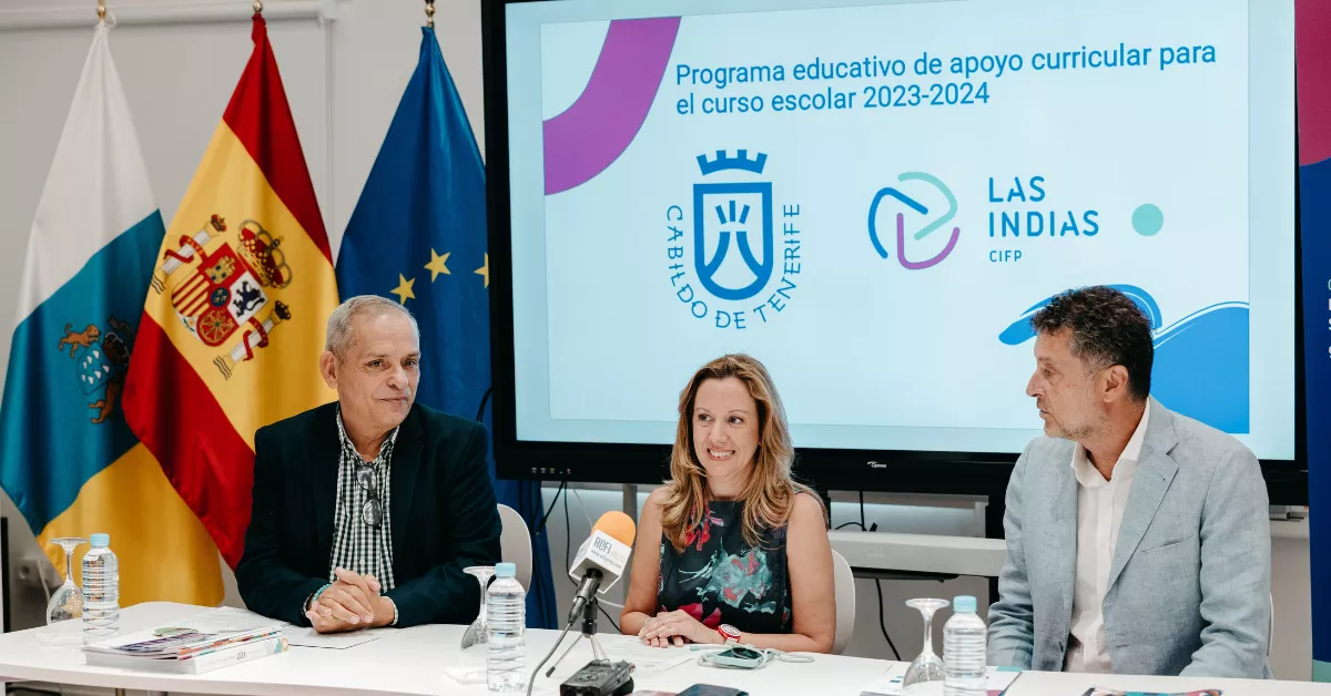 Rosa Dávila (presidenta del Cabildo de Tenerife), Efraín Medina (consejero de Educación) y Gregorio Hernández (Centro Integrado de Formación Profesional Las Indias) presentan los cursos de apoyo del cabildo para este curso./ CEDIDA