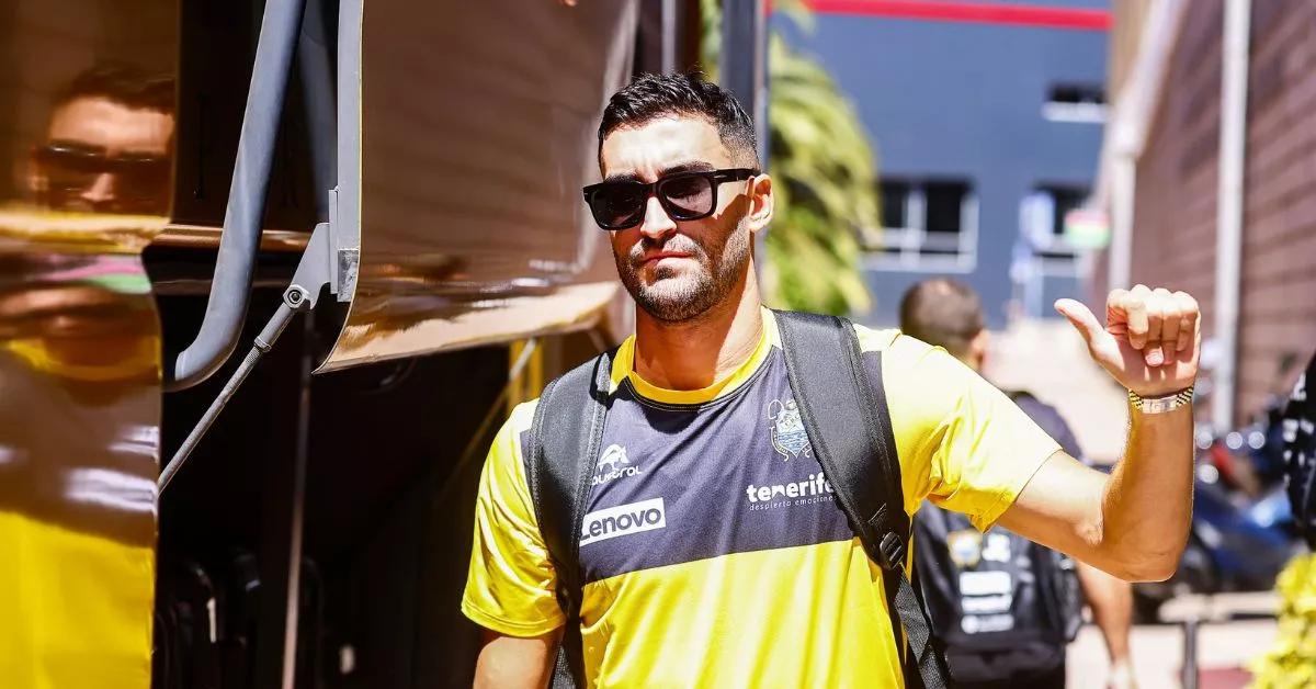 Jaime Fernández frente a la guagua antes de emprender el viaje con el CB Canarias a Málaga, donde volverá a enfrentarse su ex equipo tras muchos duelos la temporada pasada./ CB CANARIAS.