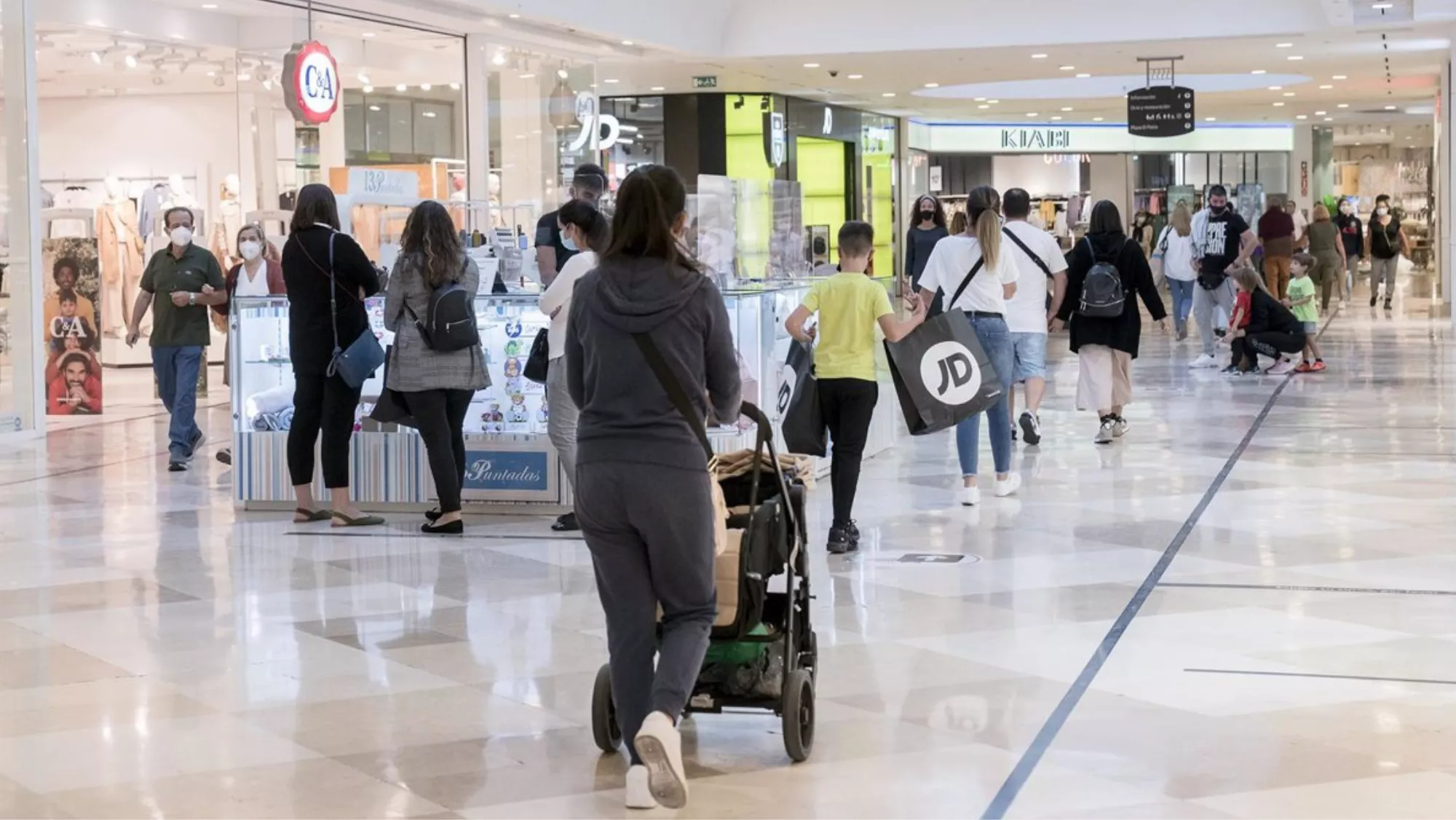 Gente de toda clase en un centro comercial / EUROPAPRESS