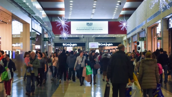 Gente en un centro comercial / EUROPAPRESS 