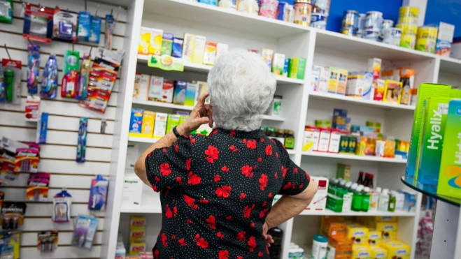Mujer en una farmacia / EFE