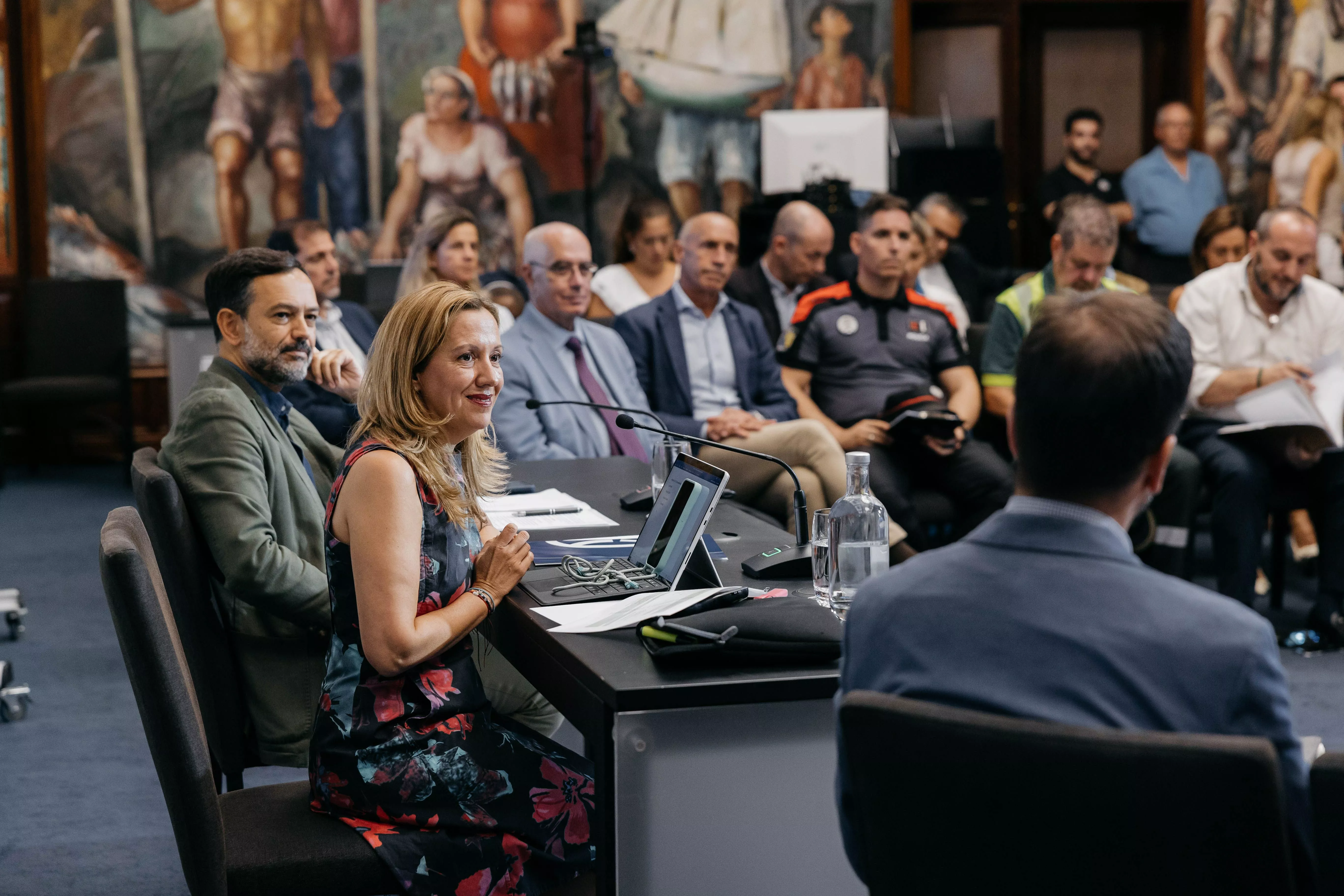 Momento de la segunda reunión del Cabildo de Tenerife con los agentes, con el vicepresidente del Cabildo, Lope Afonso, y la presidenta del Cabildo, Rosa Dávila, en el centro. / CEDIDA