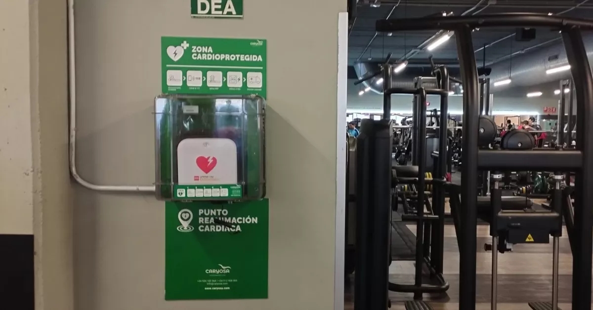 Un desfibrilador en un gimnasio./ CARYOSA