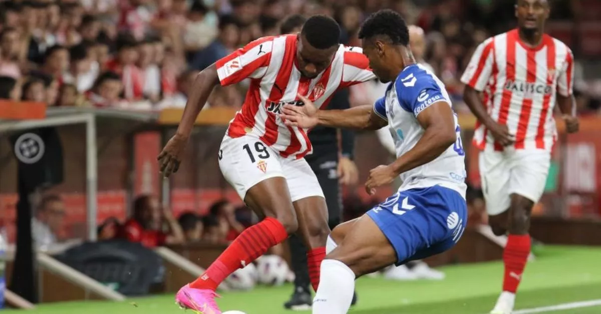 Loïc Williams presiona a Juan Otero durante el duelo en El Molinón, donde fue titular por primera vez con el primer equipo blanquiazul./ LALIGA.