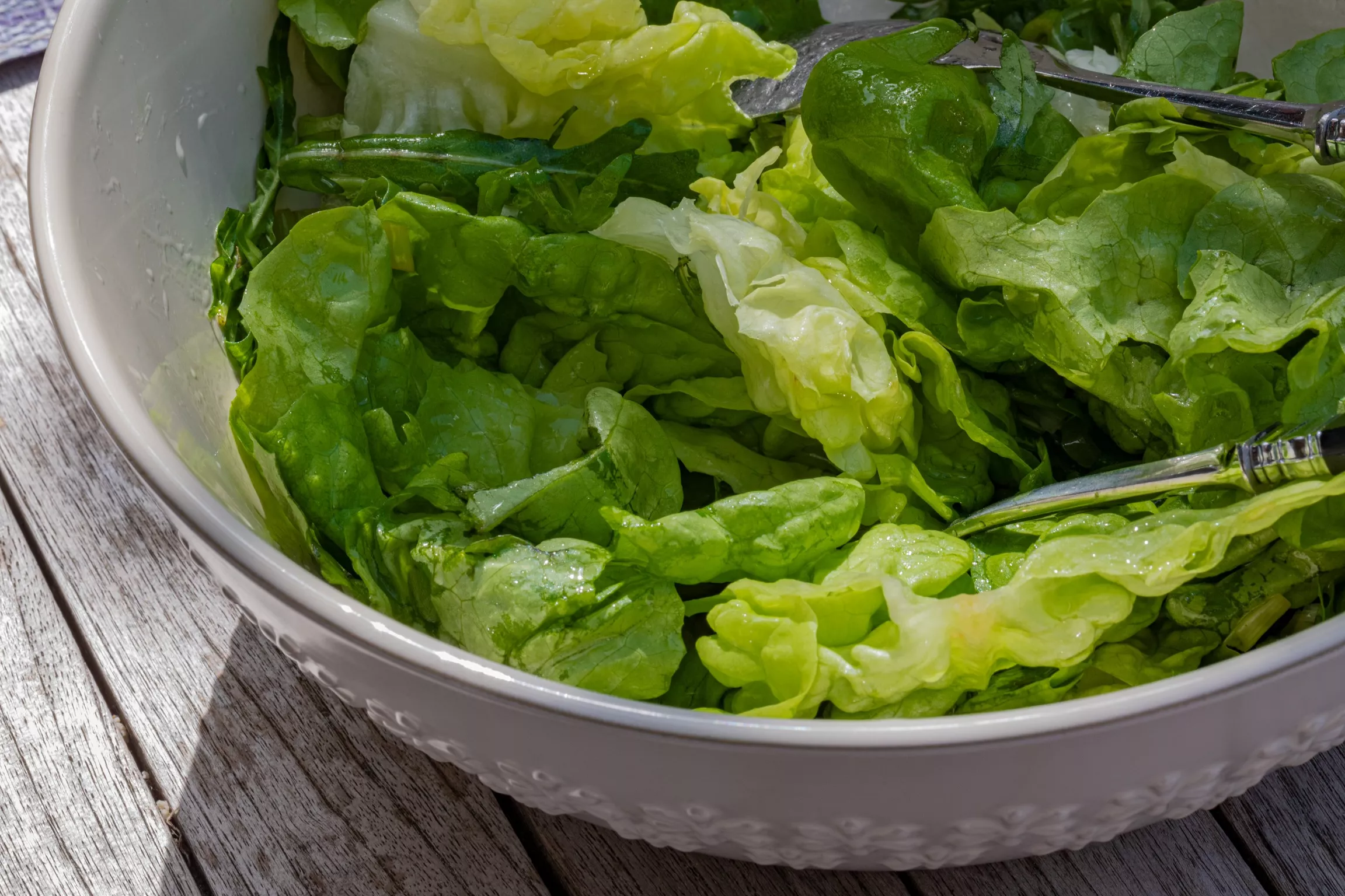 Lechuga en una ensalada. / UNSPLASH - DIM HOU