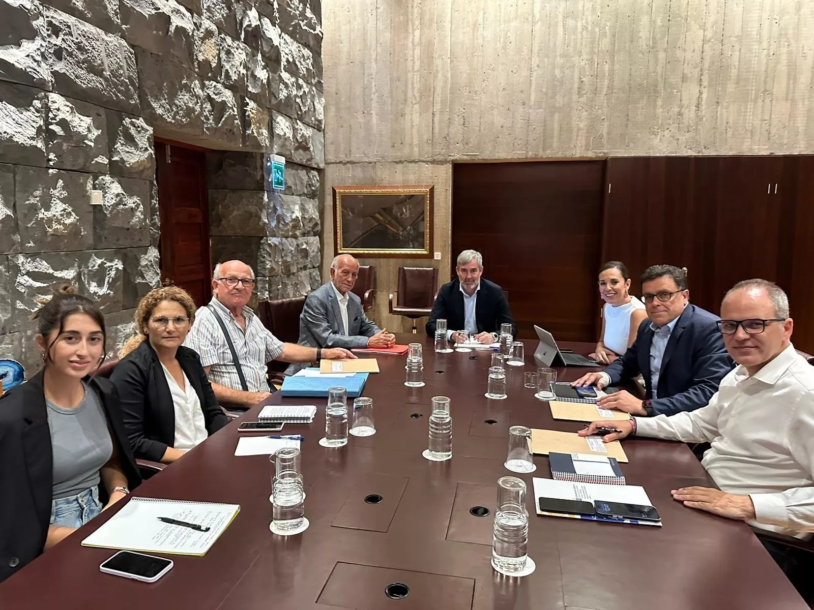 Reunión de la Plataforma Canaria de Afectados por la Ley de Costas con el presidente del Gobierno de Canarias, Fernando Clavijo./ CEDIDA