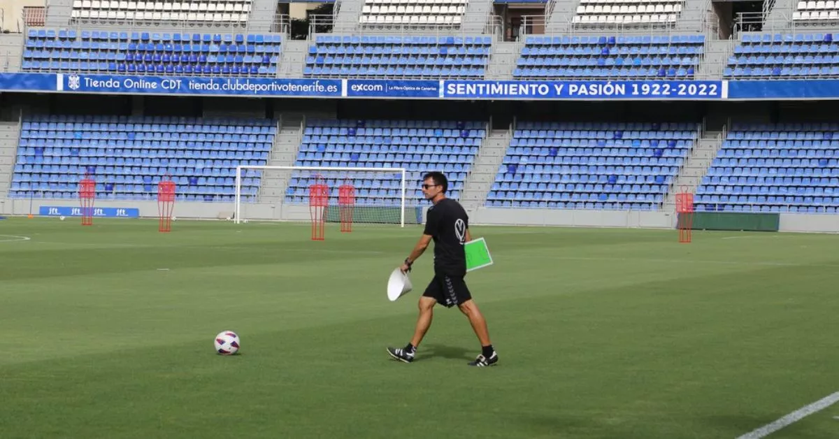 Asier Garitano durante un entrenamiento en el Heliodoro, donde el Tenerife cerrará la temporada ante el Valladolid tras jugar en Burgos./ CD TENERIFE.