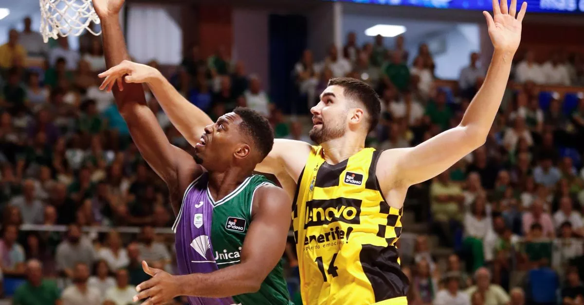 El CB Canarias perdió 98-75 ante Unicaja en un estreno liguero en el que debutó Dusan Ristic en partido oficial anotando 14 puntos./ EFE.