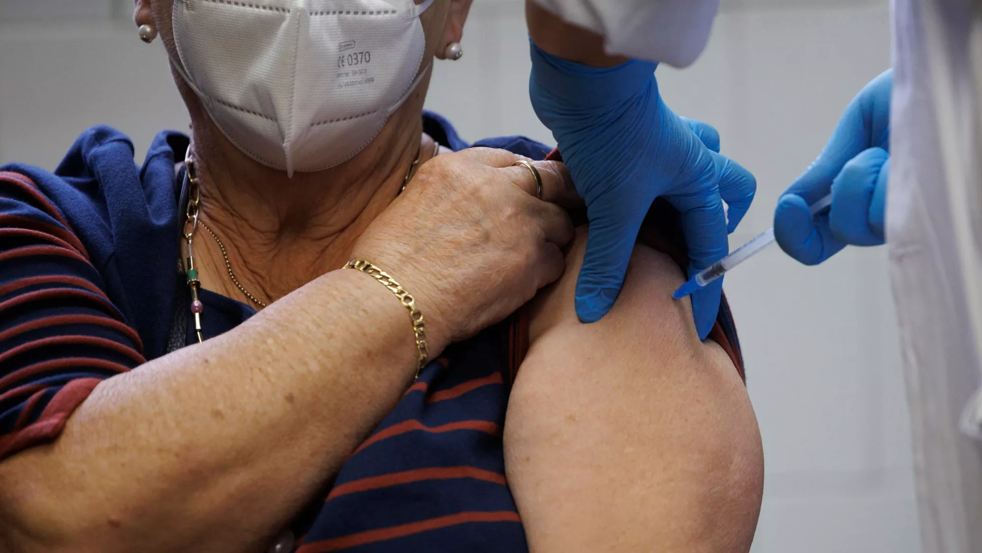 Una mujer recibe la vacunación / EFE - SERGIO PÉREZ