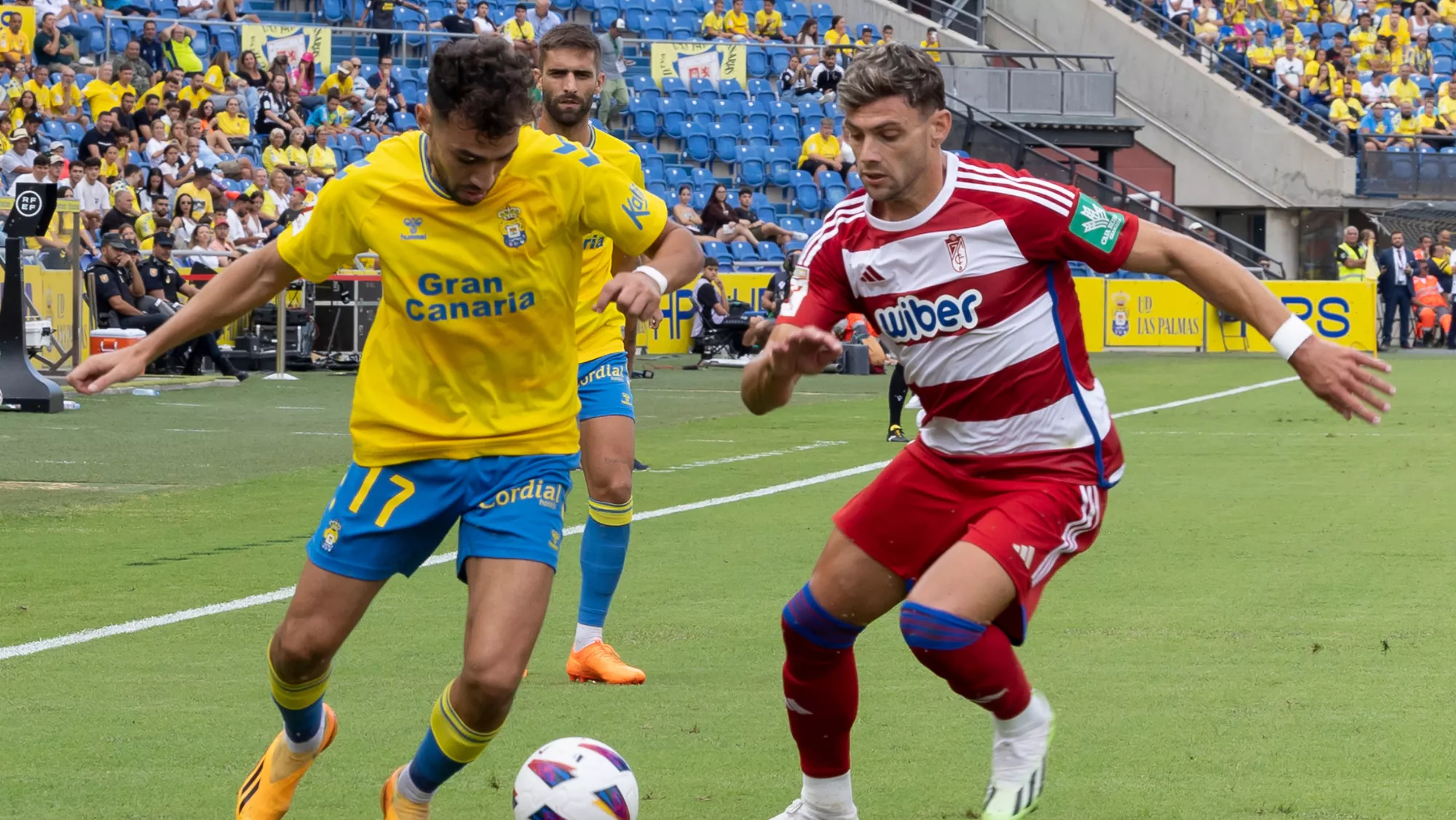 El delantero de la UD Munir El Haddadi lucha con el argentino Lucas Boyé, del Granada / QUIQUE CURBELO-EFE