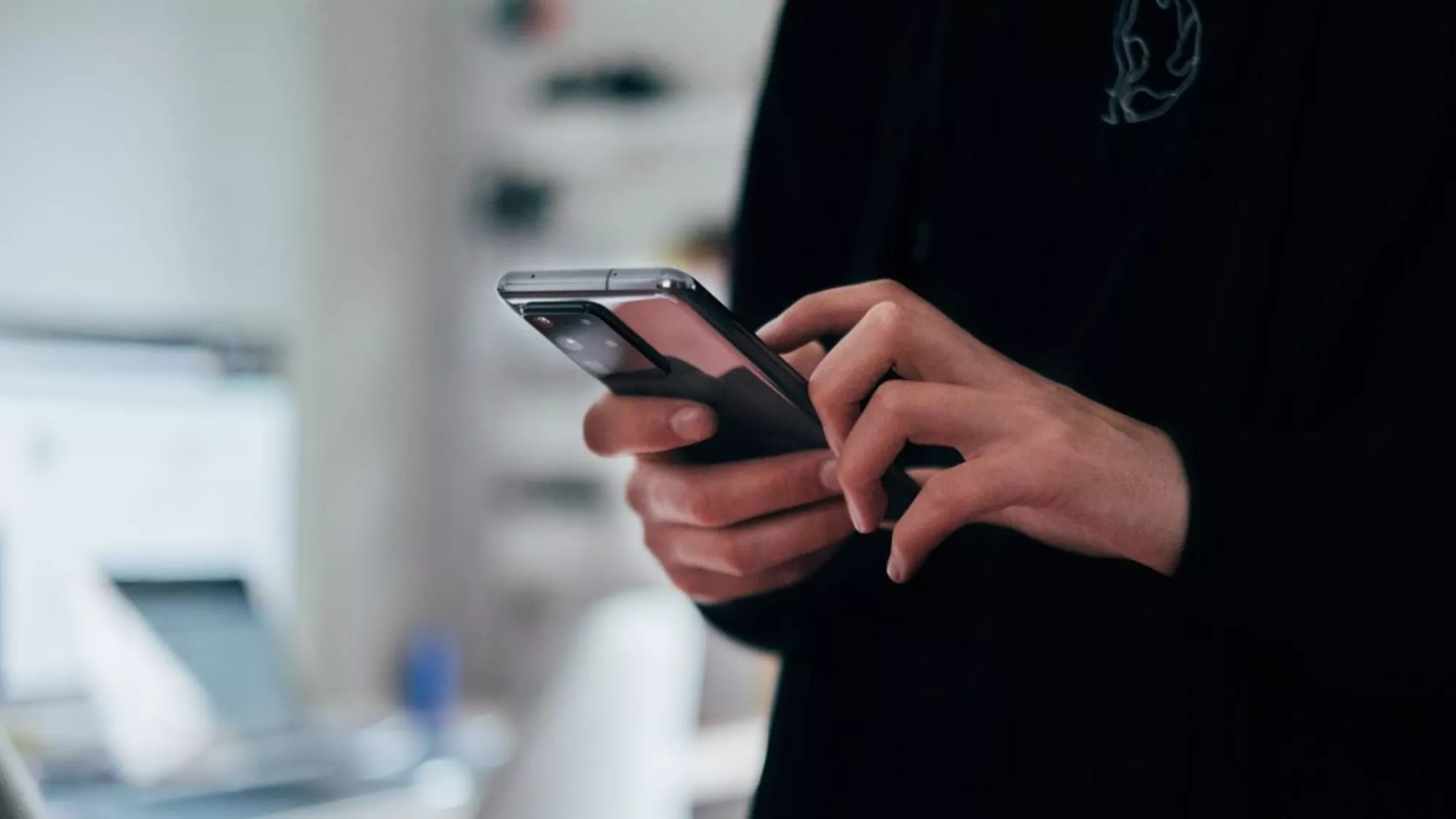 Una persona realiza una apuesta deportiva a través de su móvil. / EUROPAPRESS