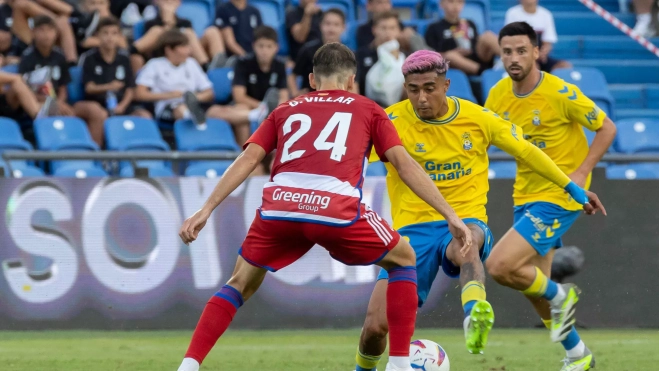 El defensa de Las Palmas Julian Araujo lucha con Gonzalo Villar, del Granada / EFE - QUIQUE CURBELO 