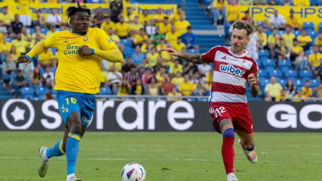 El delantero de Las Palmas Sory Kaba lucha con Ricard Sánchez, del Granada / EFE - QUIQUE CURBELO 