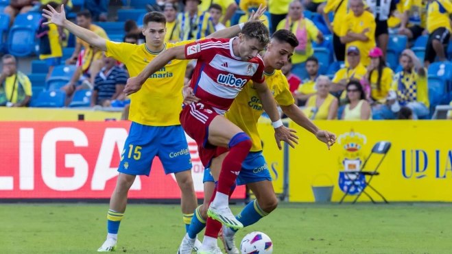 Los defensas de Las Palmas Mika Mármol y Sergi Cardona luchan con Lucas Boyé, delantero del Granada / EFE - QUIQUE CURBELO 